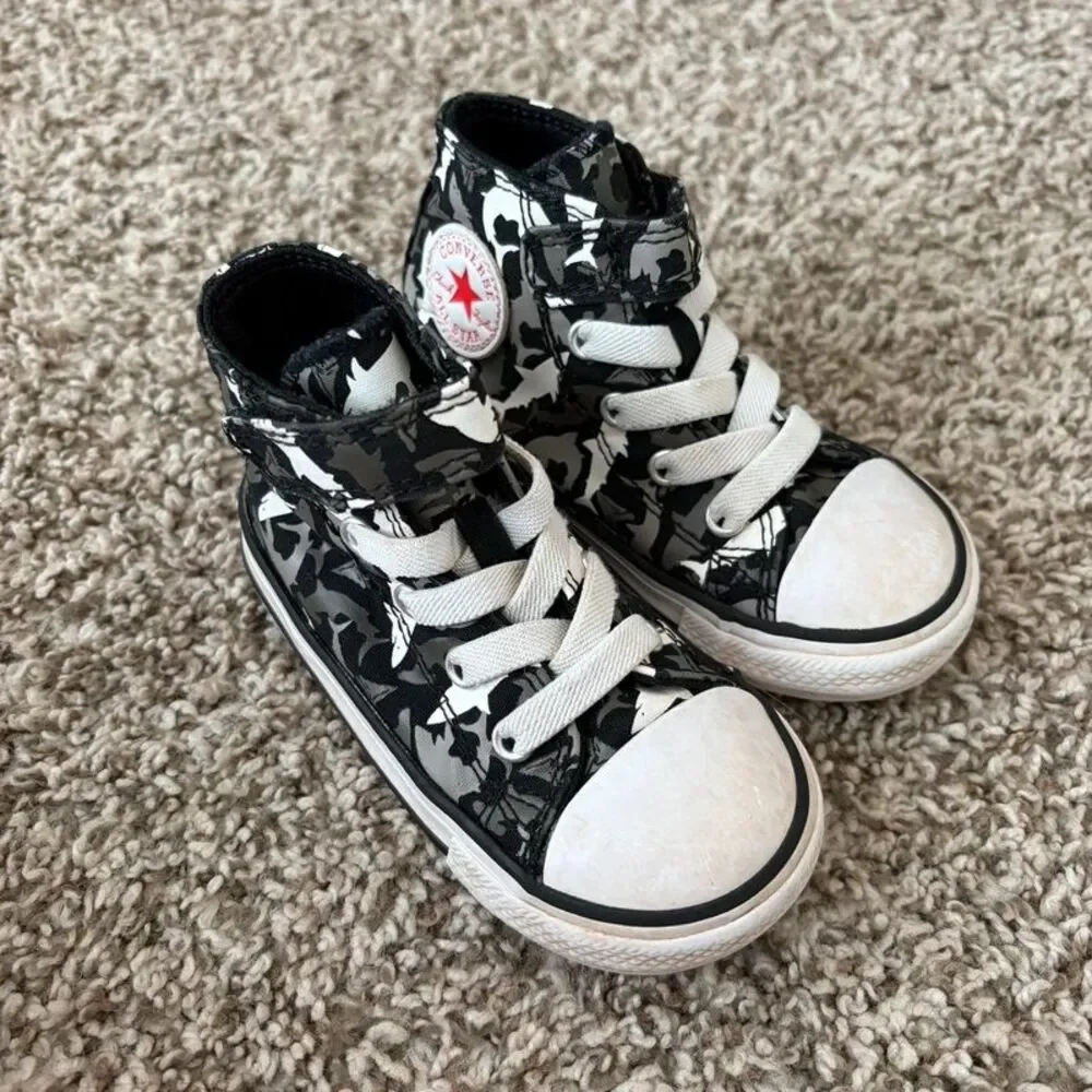 Size 6 / Toddler Boy Converse Sneakers